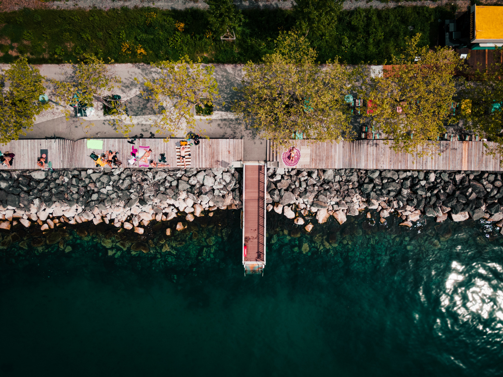 Vue drone sur la Jetee de la Compagnie au bord du lac Leman. Buvette ephemere a Vidy.