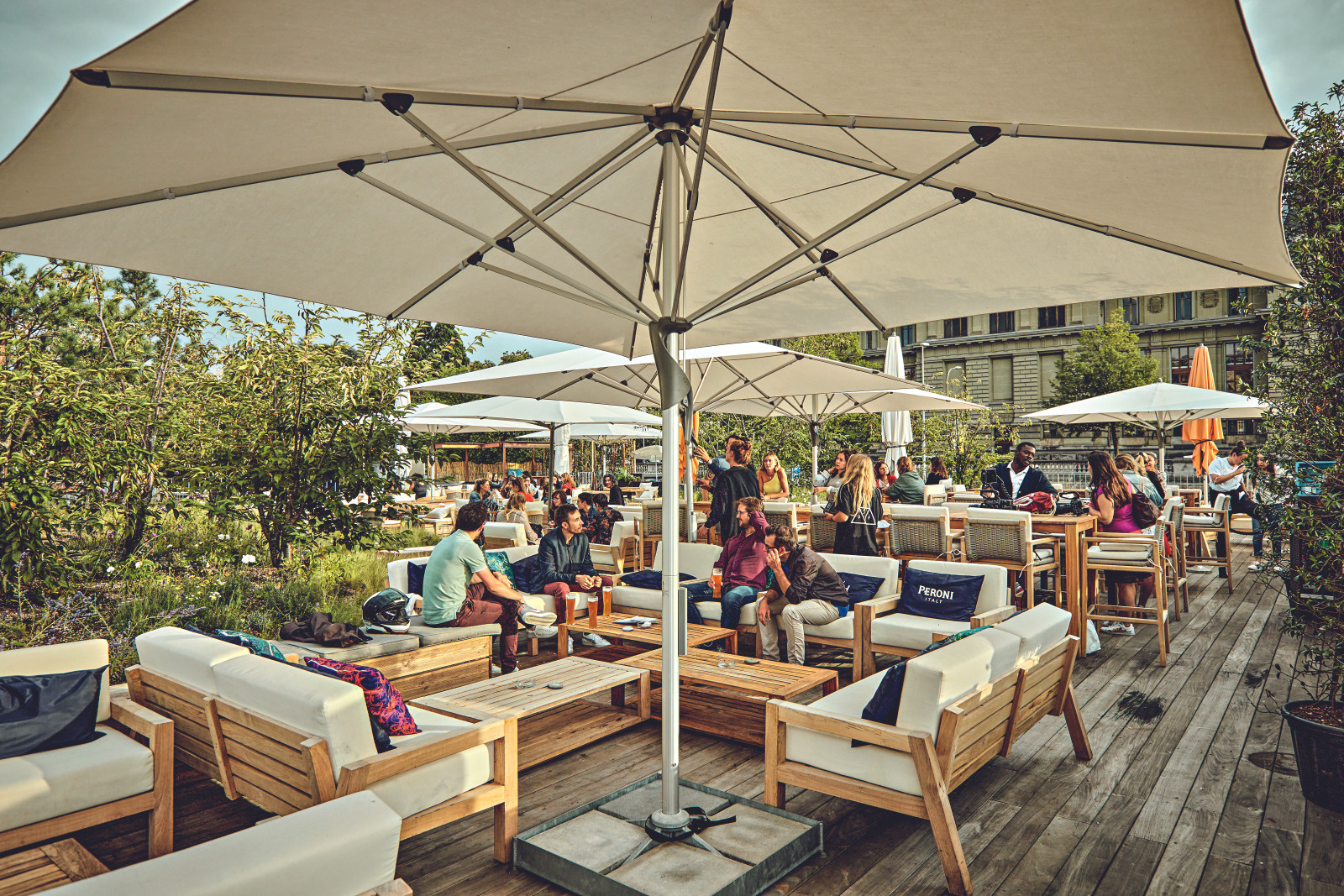 Detente sur la terrasse des Jardins de PAM Campagne Suisse Tourisme ete 2022 - ville verte / terrasses.