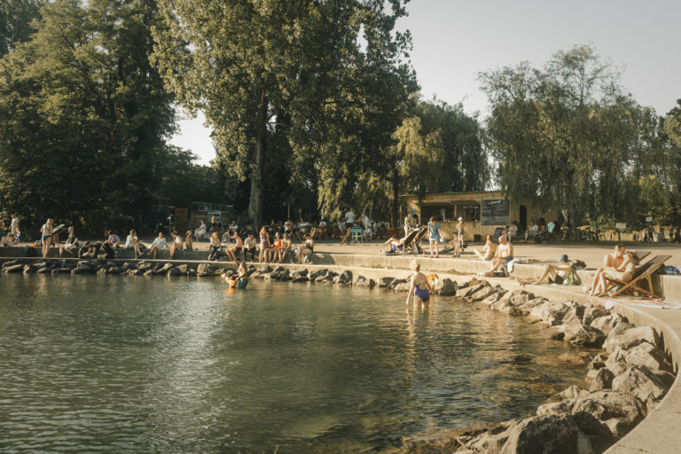 Buvette ephemere La Guinguette a Vidy au bord du lac Leman