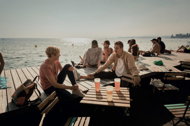 Apéro à la Jetée de la Compagnie au bord du lac. Shooting key story de Lausanne de Suisse Tourisme