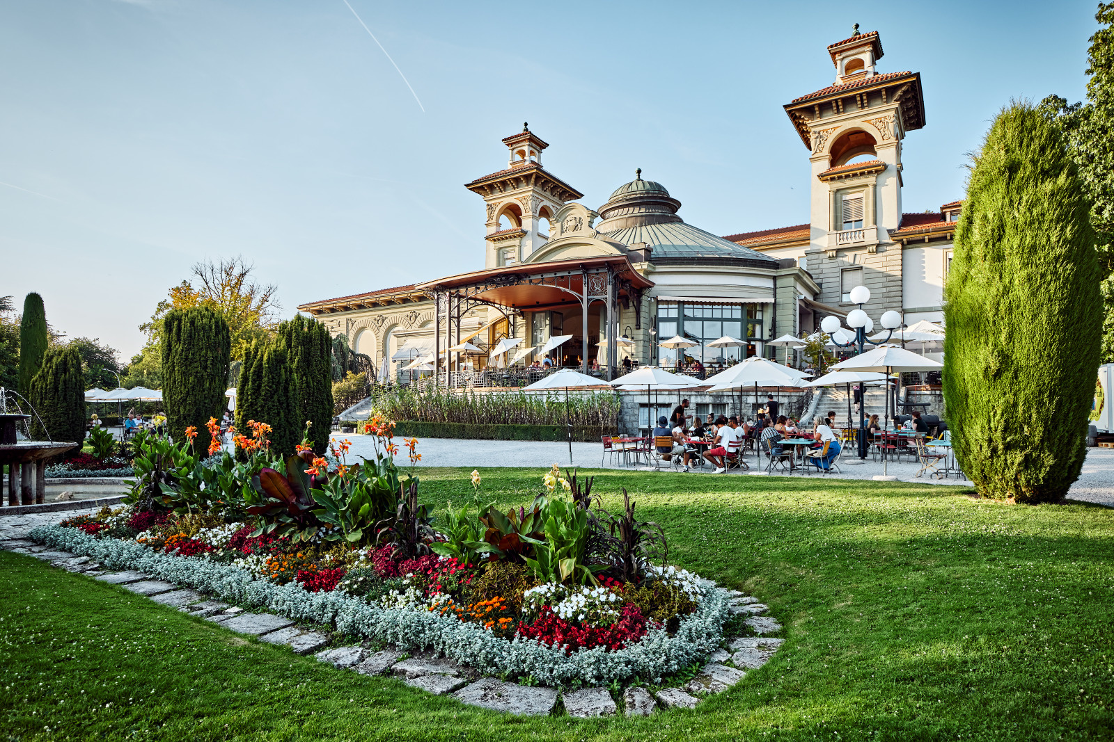 Terrasse de la Brasserie de Montbenon au centre-ville. Campagne Suisse Tourisme ete 2022 - ville verte / terrasses. Cafe historique de Lausanne