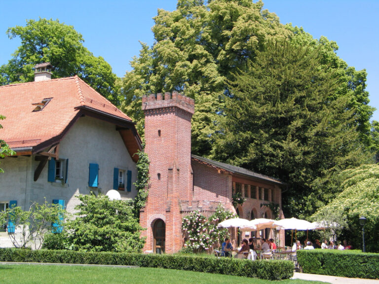 Terrasse du restaurant l'Esquisse a cote de la Fondation de l'Hermitage.