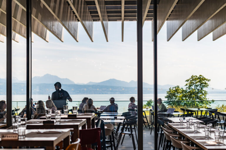 Terrasse du Tom Cafe. Restaurant du Musee Olympique. Avec vue sur le lac Leman.