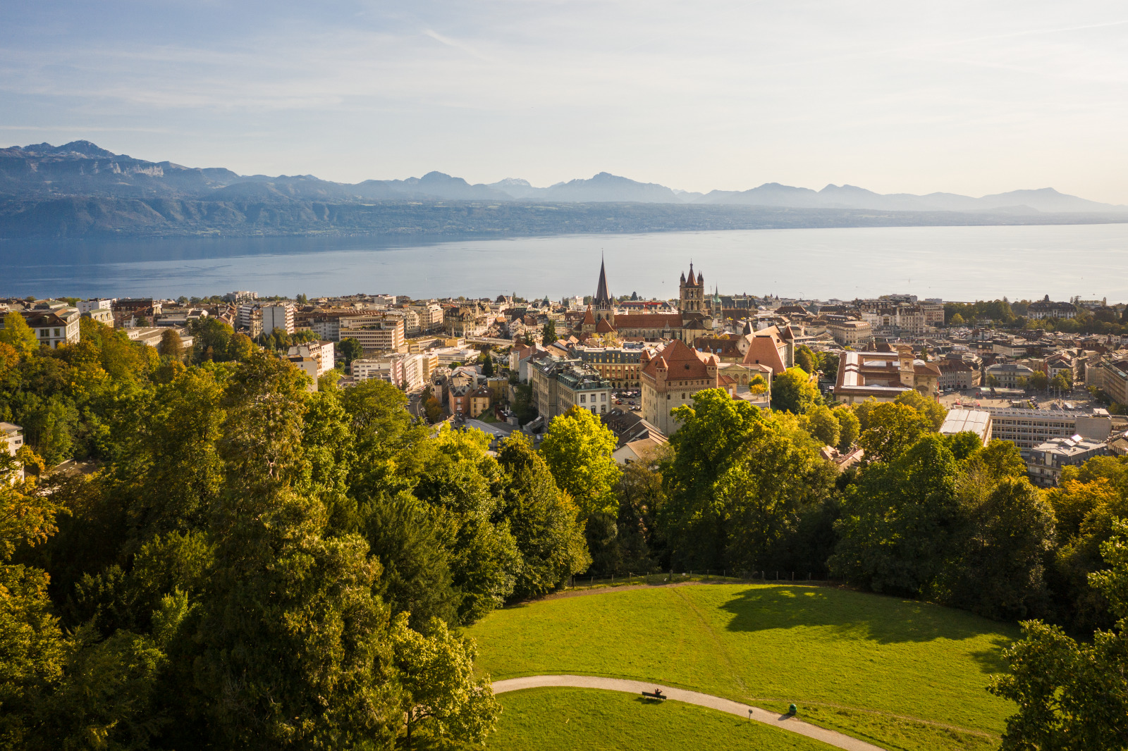 Vur sur Lausanne; la Cathedrale; le lac et les montagnes.  Campagne Suisse Tourisme shooting 2020.