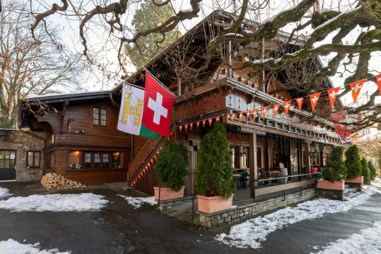 Le Chalet Suisse. Restaurant faisant partie de la liste des 44 bistrots historiques de Lausanne. Ayant recu le label "cafes historiques de Lausanne" par la Ville. Cafe historique de Lausanne