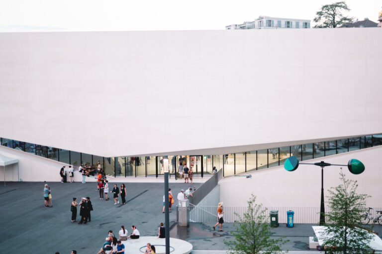 Ambiance dans le quartier des Arts Plateforme 10. Musees mudac et Photo Elysee