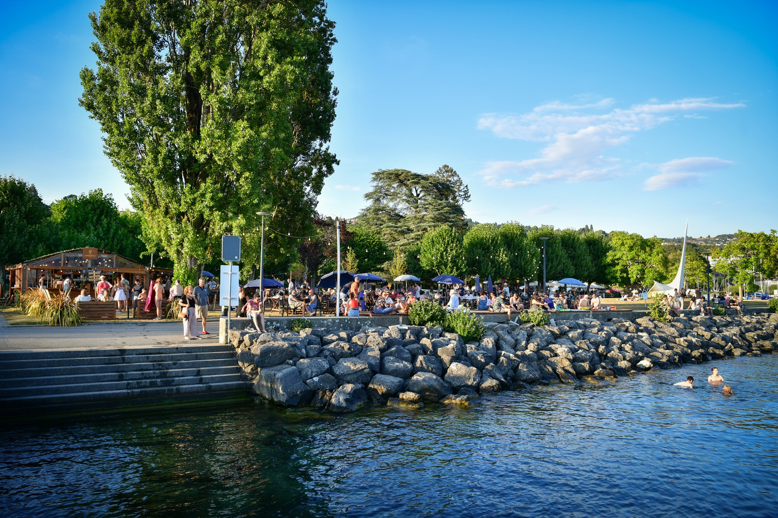 Ambiance au port de Pully. Bar -restaurant La Generale