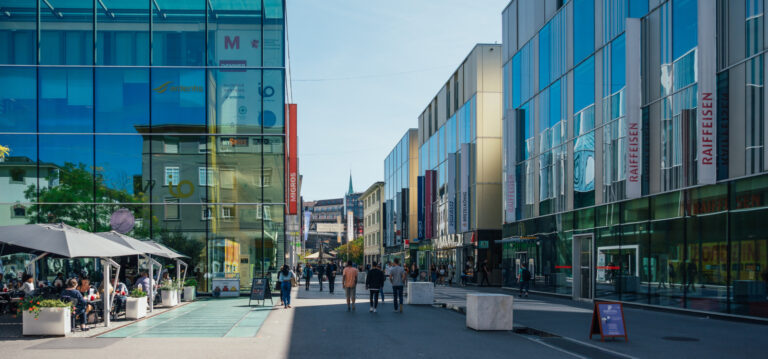 Commerce et terrasse dans le quartier du Flon