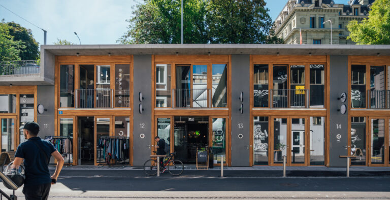 Quartier "Les Garages" dans le Flon avec differentes boutiques.