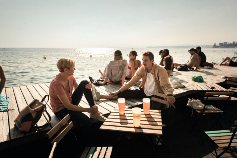 Apero a la Jetee de la Compagnie au bord du lac Leman.  Terrasse ephemere.