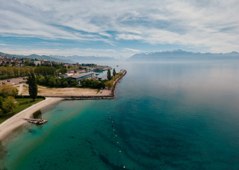 Vue sur le lac et la Jetee de la Compagnie a Vidy.