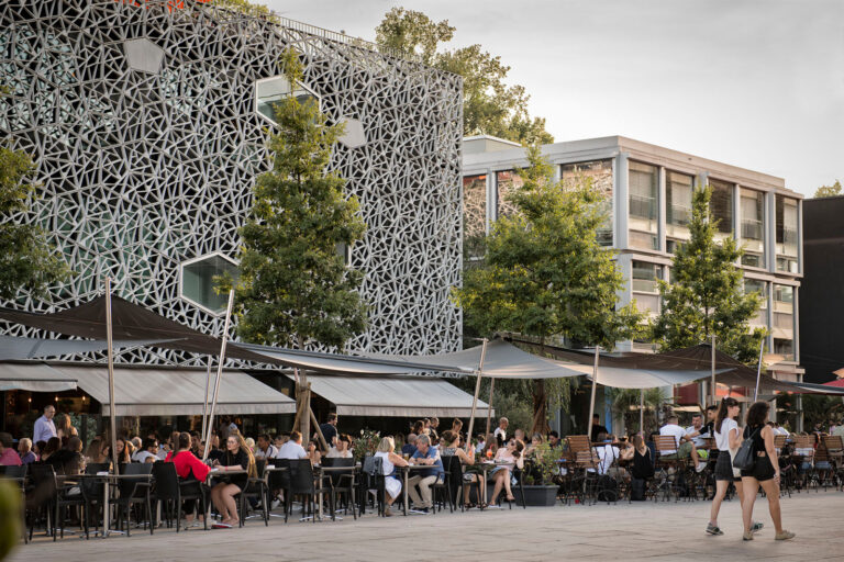 Quartier du Flon. Detente en terrasse