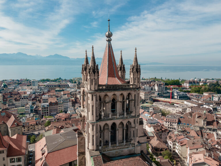 Vue sur le Beffroi d e la Cathedrale la ville le lac et les montagne.