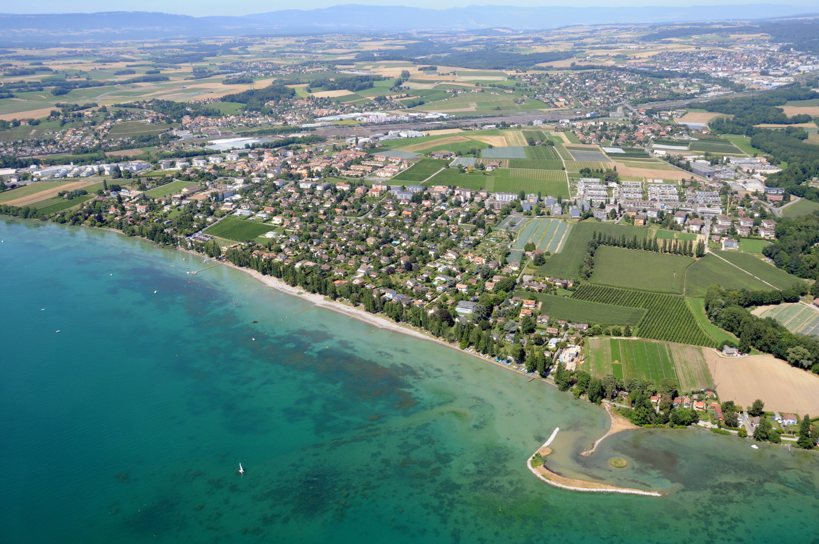 Vue sur la plage de Preverenges et le lac Leman.