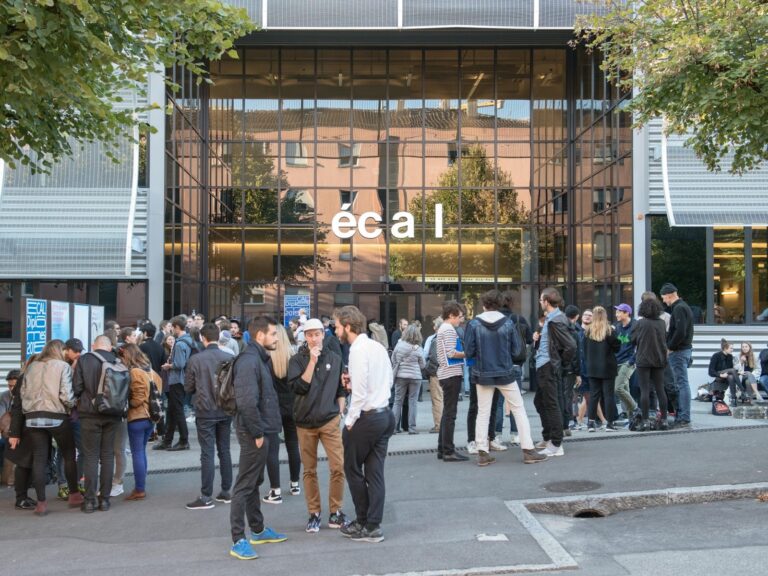 Etudiants devant L'ECAL (Ecole cantonale d'Art de Lausanne)