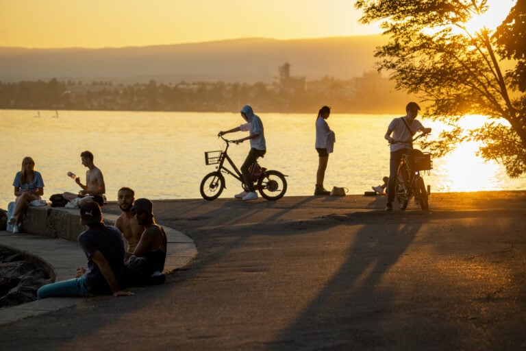 Detente au bord du lac Leman au coucher du soleil