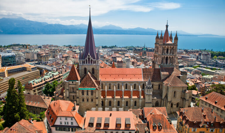 Vue generale sur la Cathedrale de Lausanne et le Lac Leman