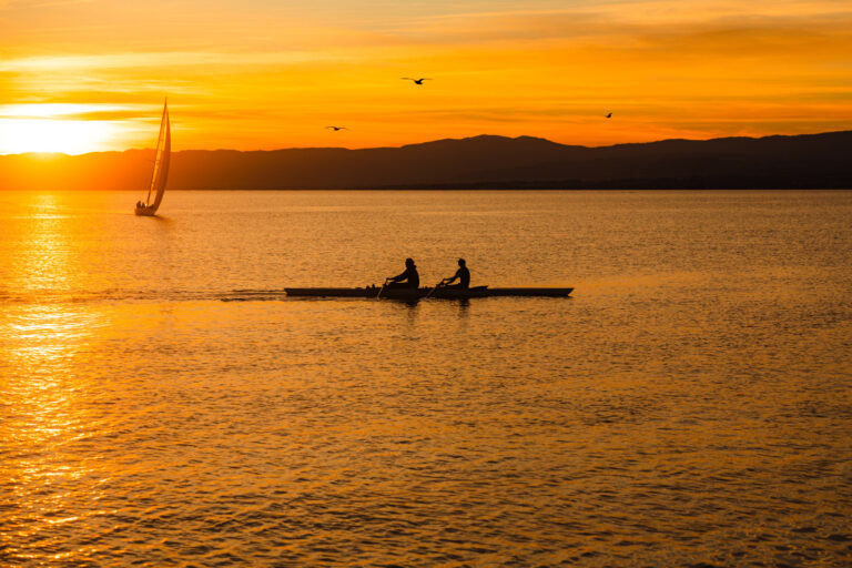 Coucher du soleil sur le lac Leman. Aviron et voilier