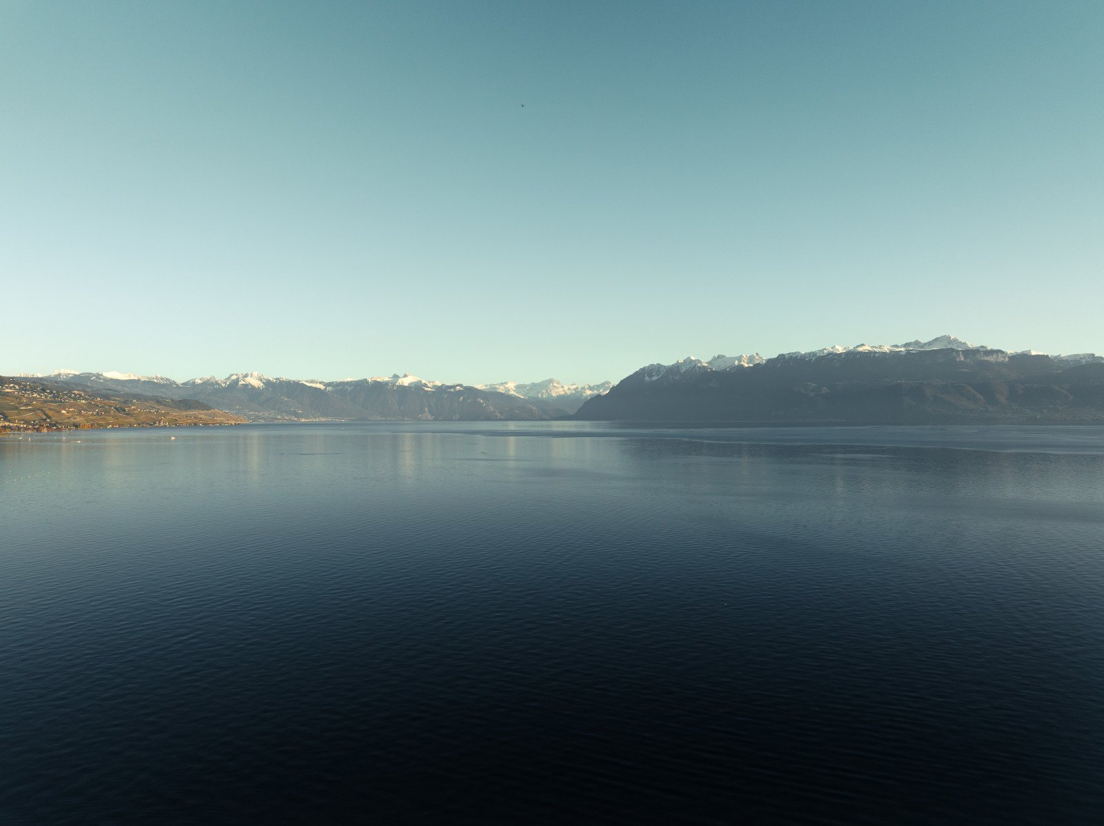 Vue sur le lac Leman les montagnes et le Lavaux