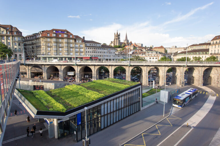 Place de l'Europe avec vue sur la Cathedrale de Lausanne.