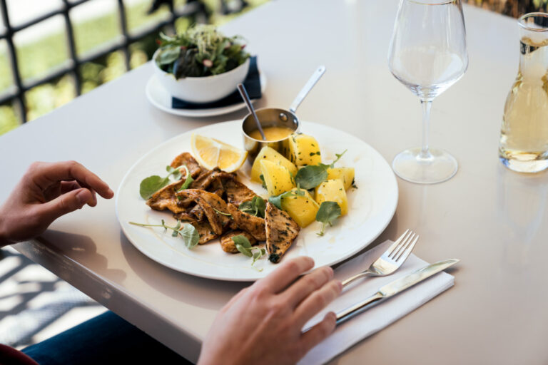 Campagne Suisse Tourisme 2023 sur la durabilite. Assiette de filets de perche a la Brasserie de Montbenon a Lausanne. Produits locaux
@Lorenz Richard